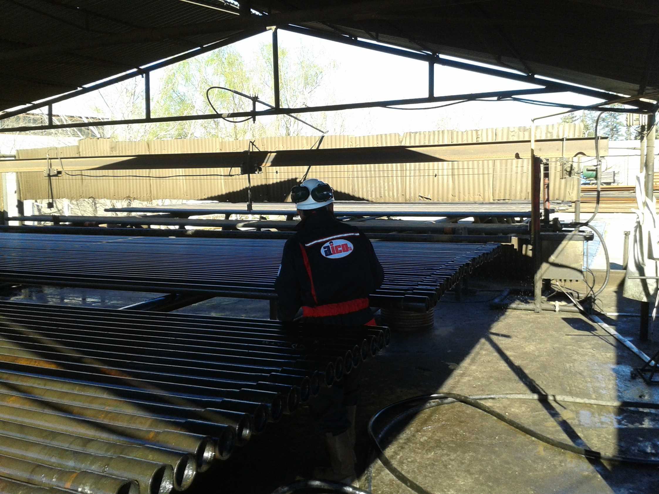 Inspector de AICO trabajando sobre material tubular en base operativa
