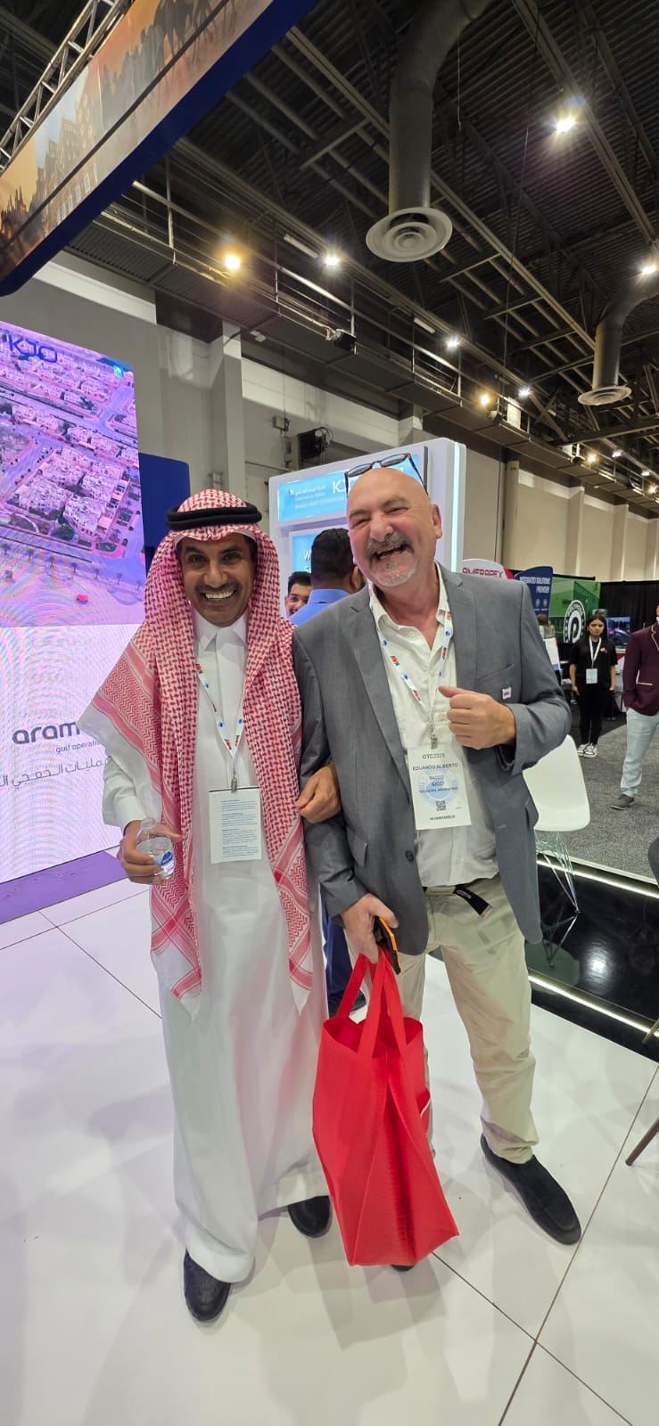 Eduardo Sacco junto a un expositor en la OTC 2025