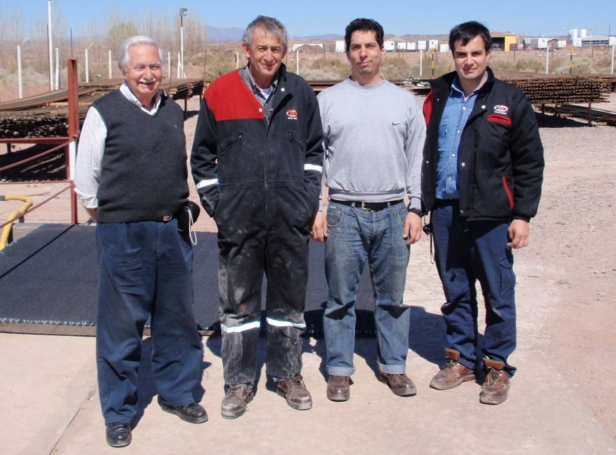 Fundadores de AICO en la base de Plaza Huincul